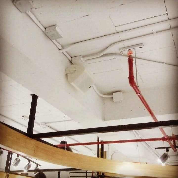 Parlante blanco en tienda de ropa