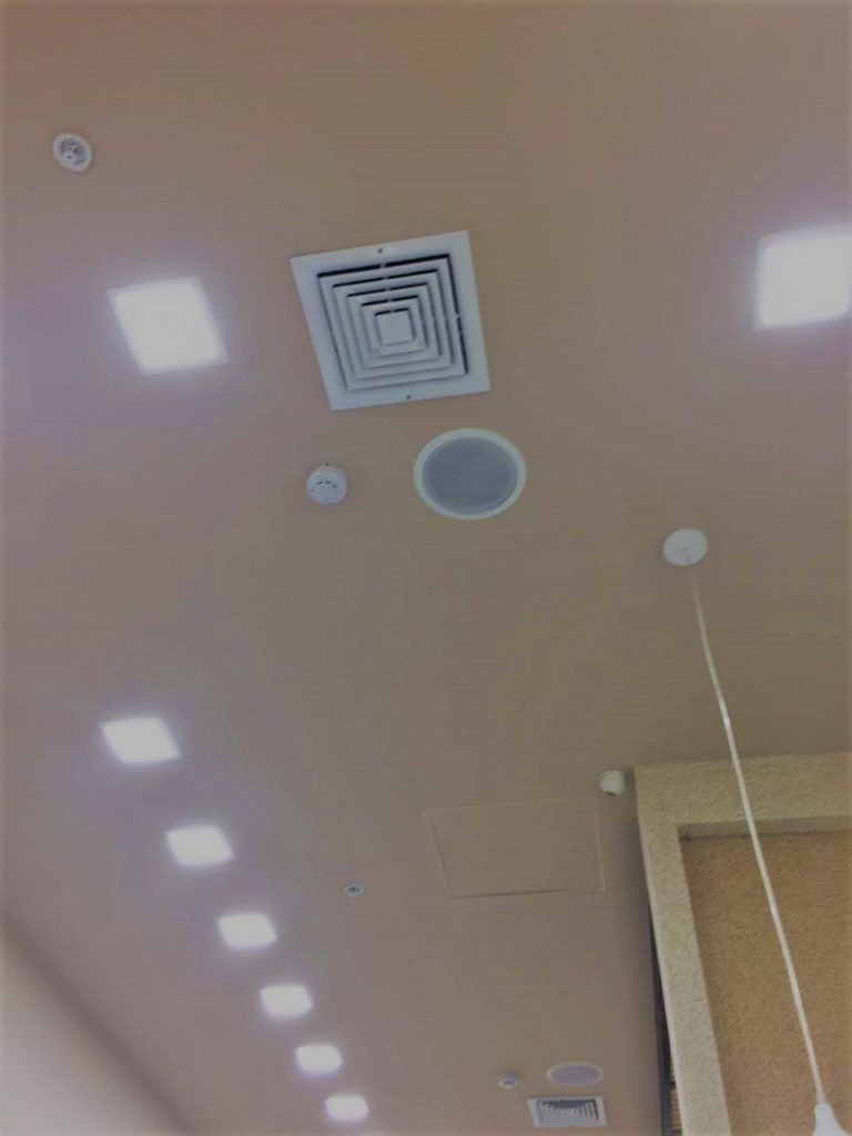Parlante en techo de drywall