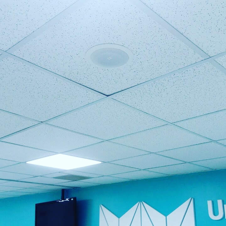 Parlante de techo en baldosa