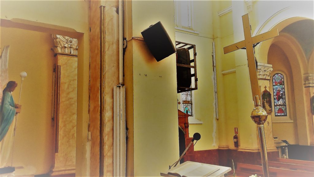 Parlante de pared en Iglesia