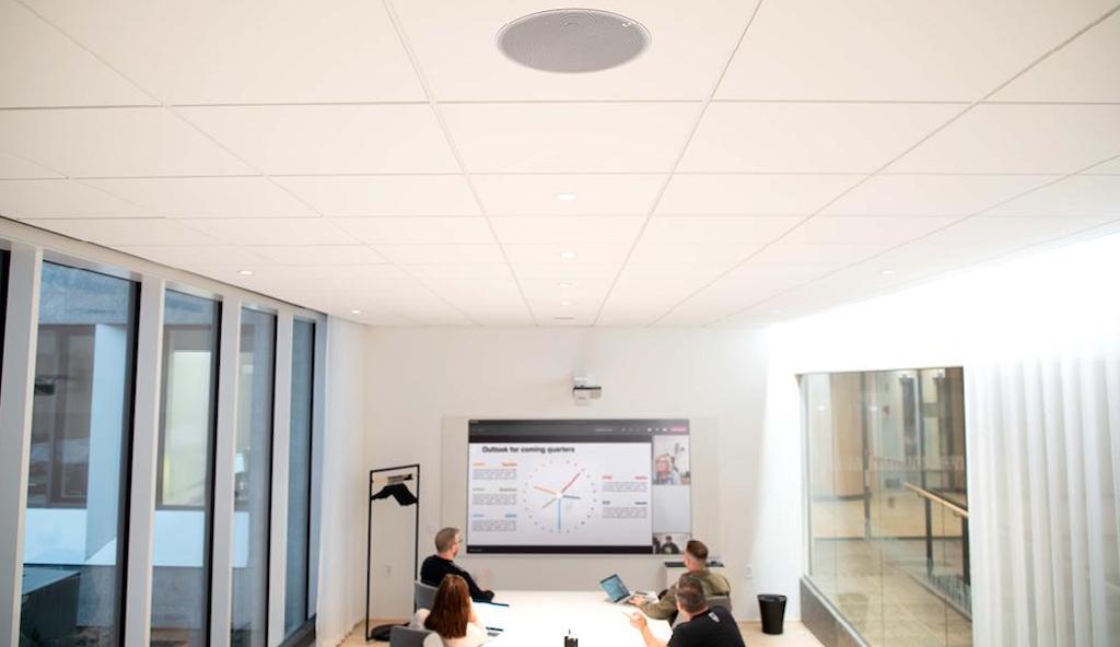 Parlante de techo en oficinas