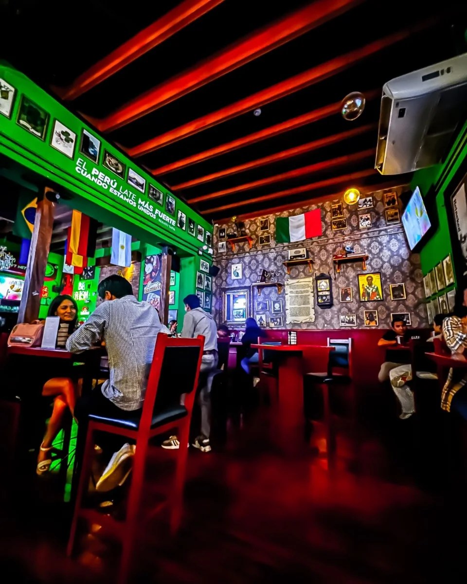 Parlantes de pared de MC Chartys Bar Lima Perú